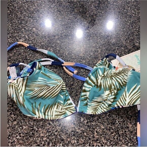 Maaji NWT Curuba surfer underwire bikini top
Reversible Size Small - Picture 5 of 10